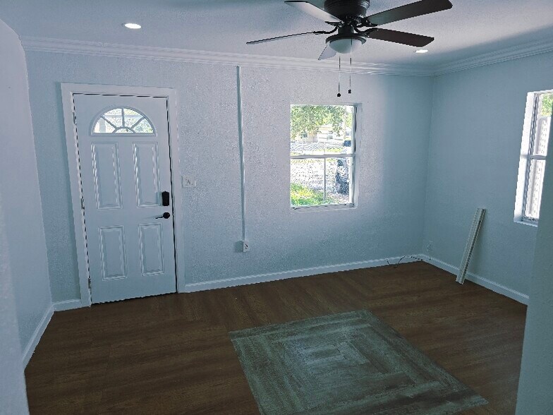 Building Photo - 3212 E Henry Ave