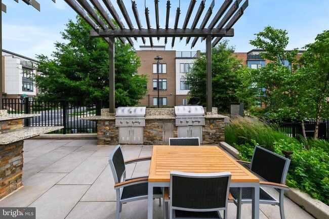 Building Photo - 16560 Crabbs Branch Way