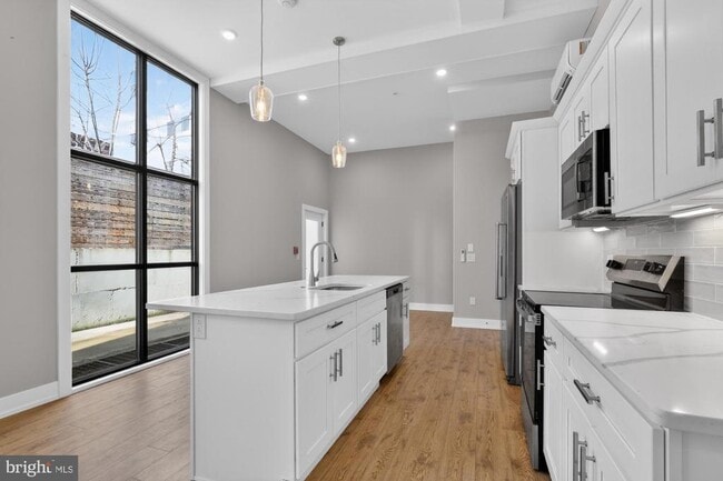 Building Photo - 2034 N Front St