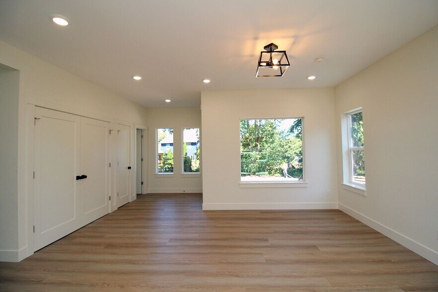 Building Photo - 4660-4660 SW Fairvale Ct