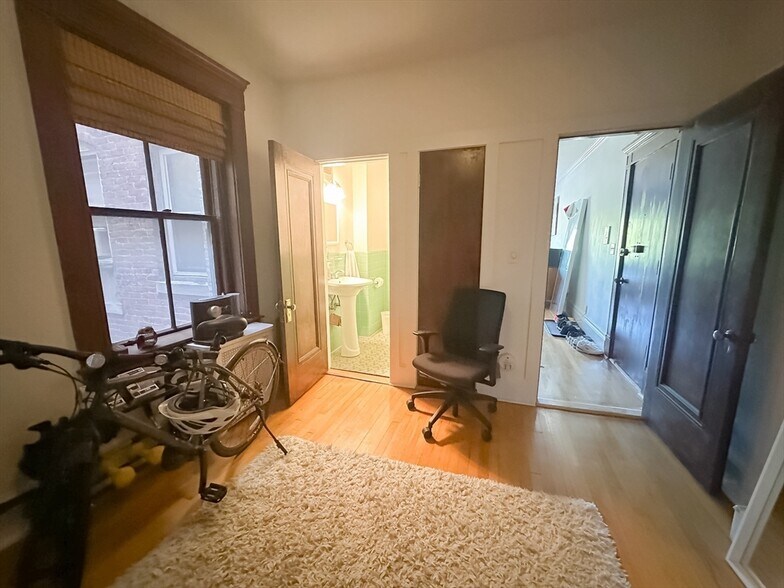 Building Photo - 521 Beacon St