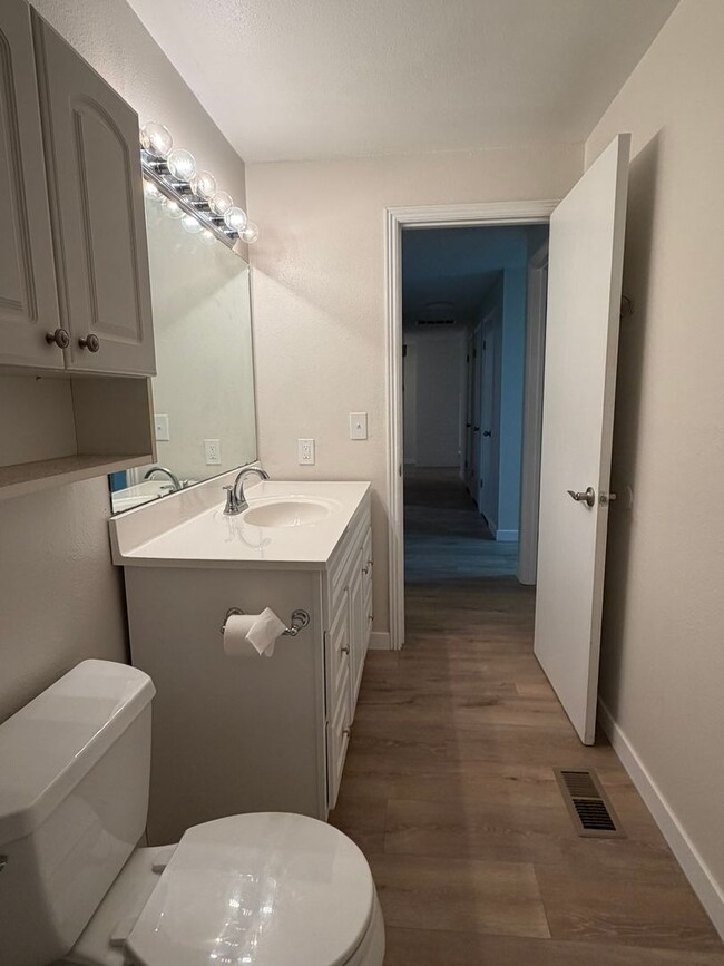 Building Photo - Beautiful 4 bed 2 bath home in Boise just off E Bergeson St