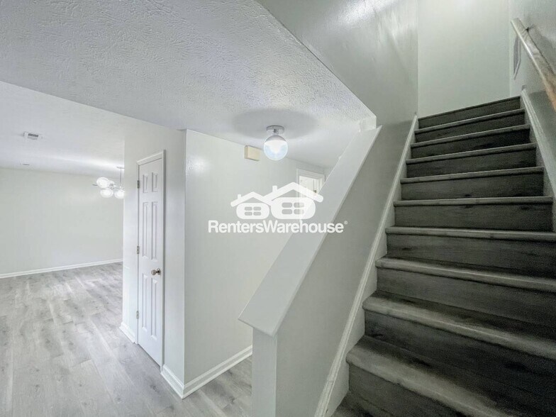 Building Photo - 835 Deer Path Trail