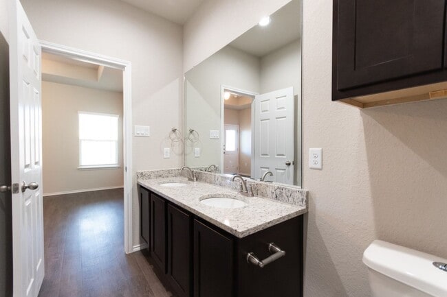 Building Photo - Luxury Duplex in Seguin!