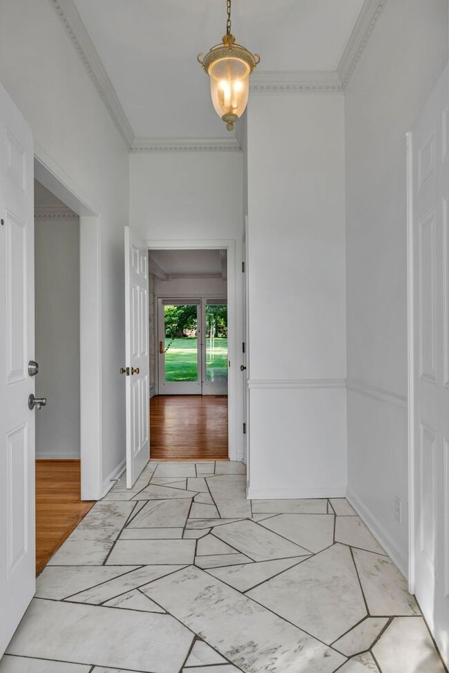 Building Photo - One level living in the heart of Brentwood