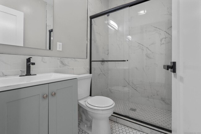 Building Photo - 111 Bank St