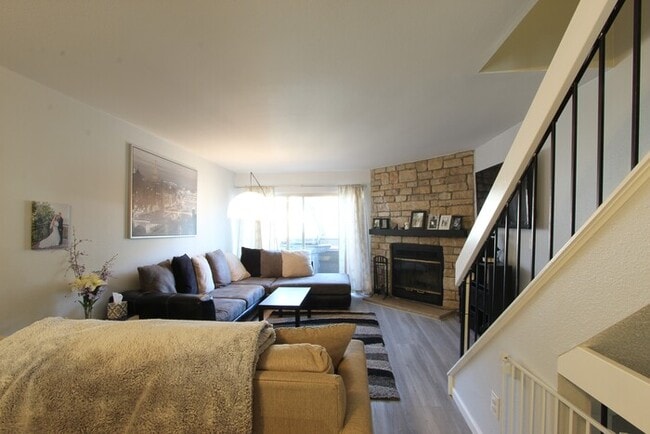 Building Photo - Spacious 3BR Lakewood Townhome w/ Bonus Sp...