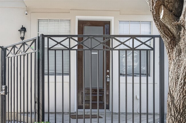 Building Photo - 105 Detering St