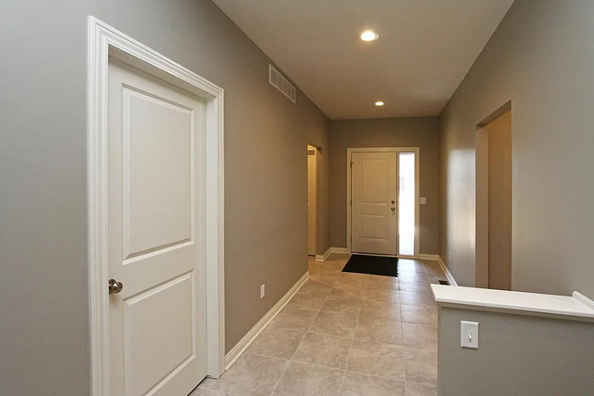 Building Photo - 5 Bedroom and 3 Bathroom House available J...