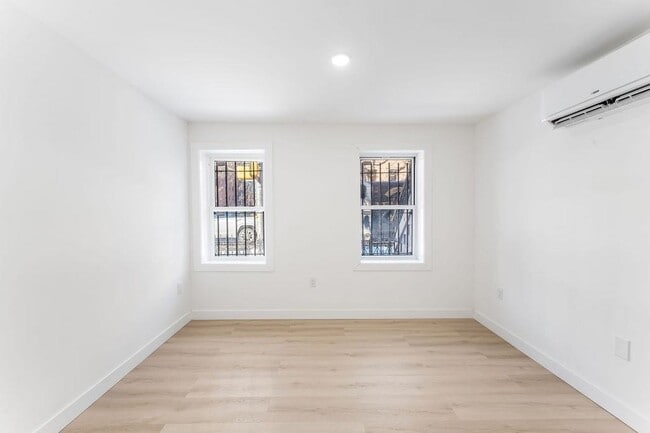 Building Photo - 306 Varick St