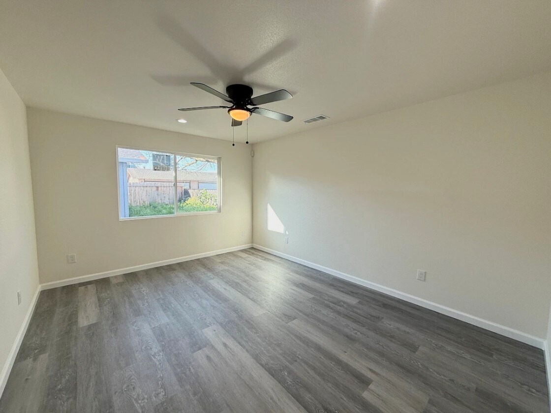 Building Photo - 1422 Lansing St