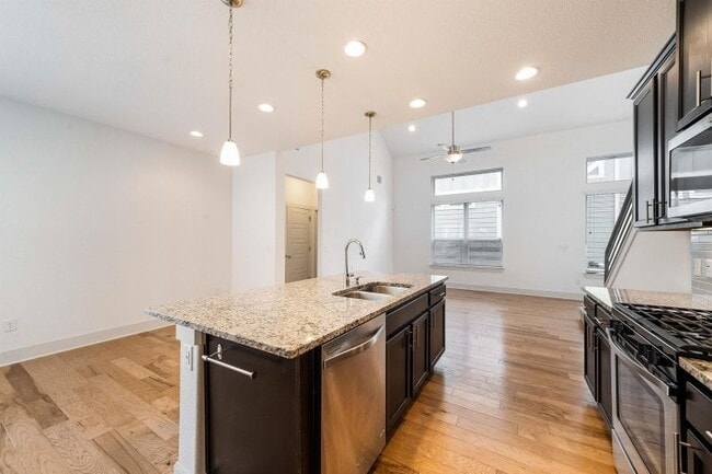 Building Photo - 1408 Casa Dr