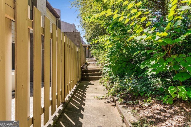 Building Photo - 510 E Ponce de Leon Ave