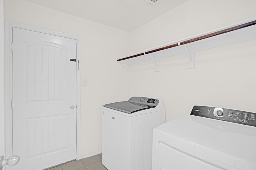 Building Photo - 904 Opal Path