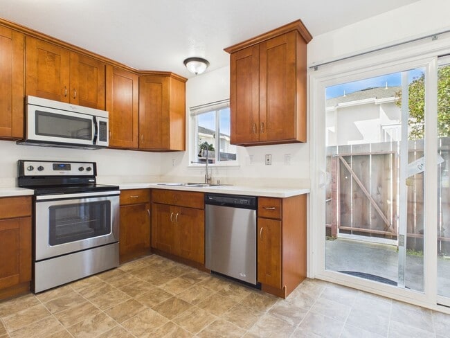 Building Photo - 2 bedroom condo in Marina available for rent