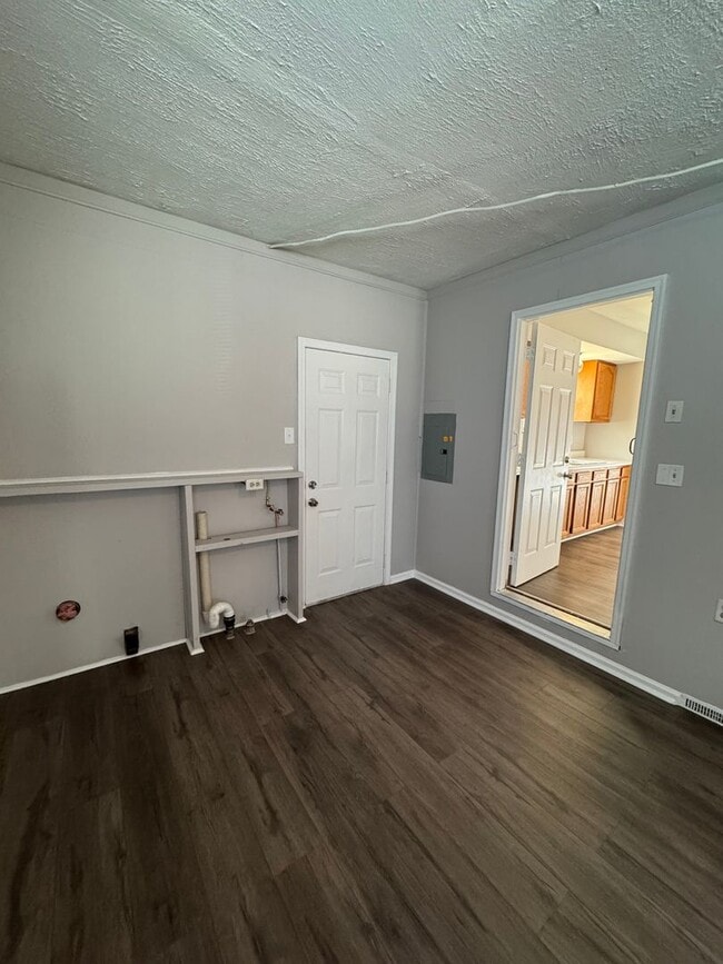 Building Photo - Southeast Indy - 3 BR home