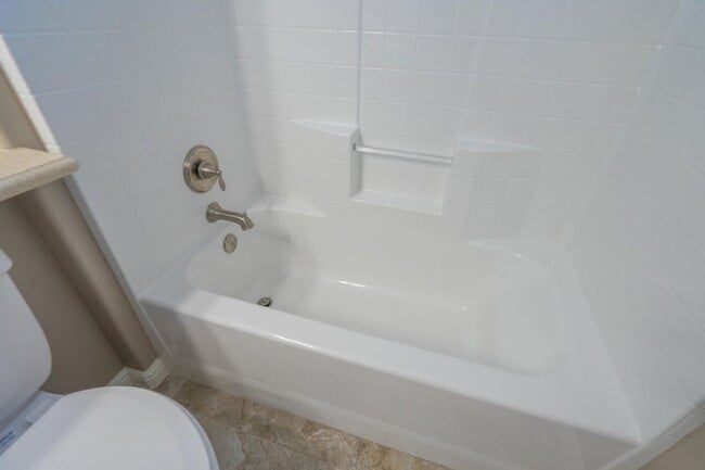 Building Photo - Bright & Beautiful 2 Bedroom Home in Sun R...