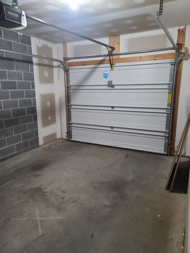 Building Photo - 3 bedroom,  2 1/2 bath town home in Waynesboro PA