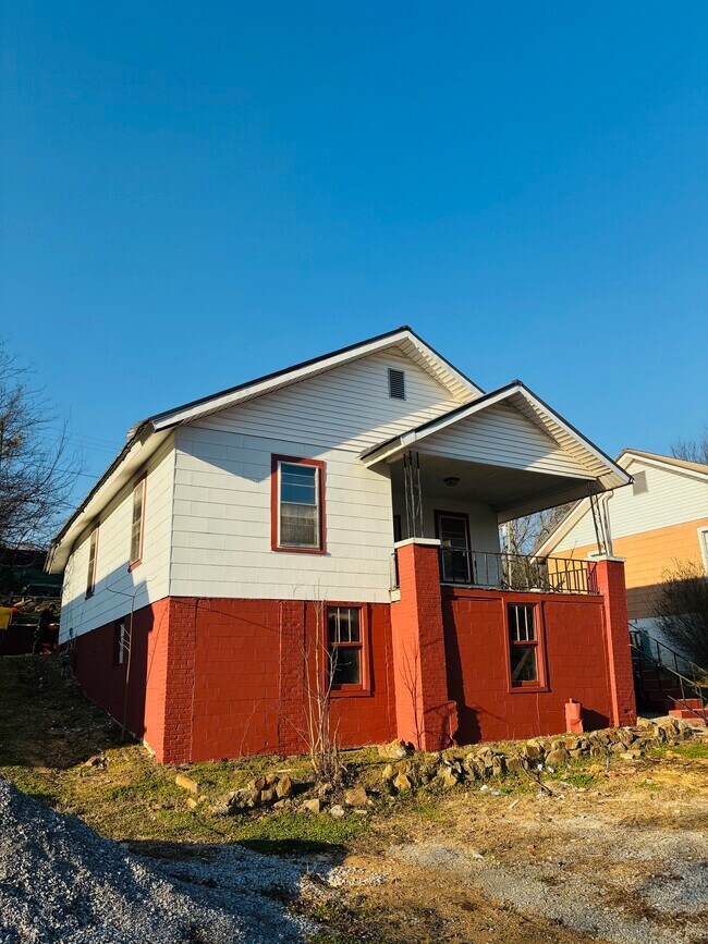 Building Photo - 16 Little St