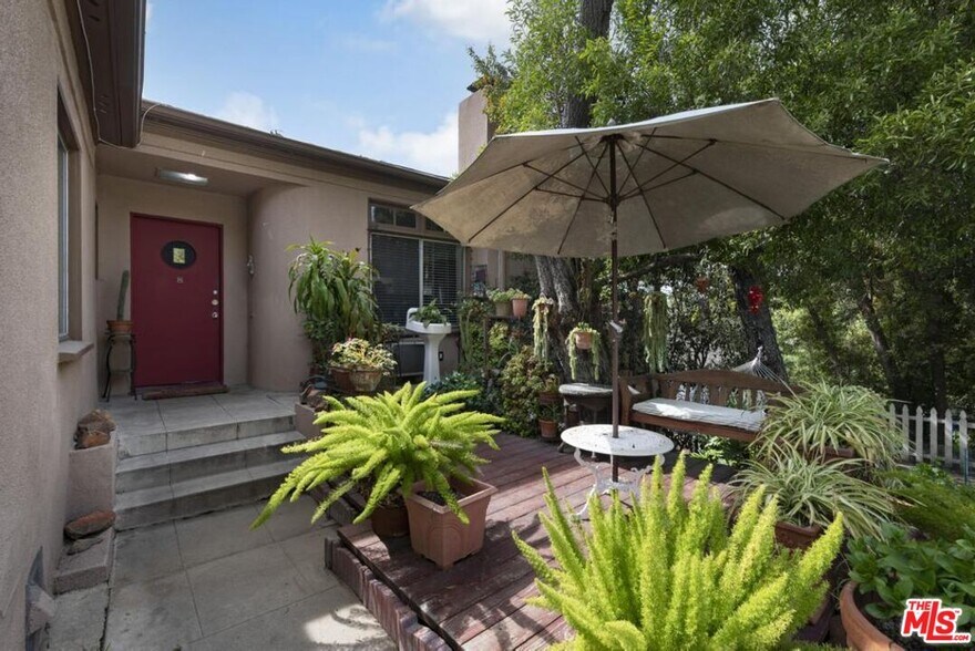 Building Photo - 3043 Hollycrest Dr