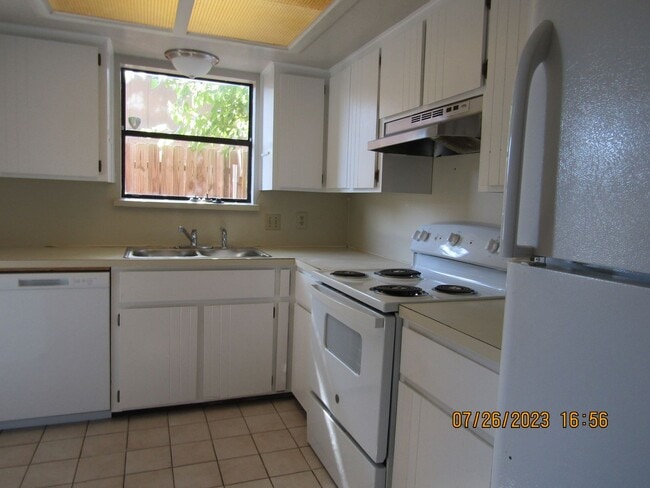 Building Photo - Very nice townhome located in the Heritage...