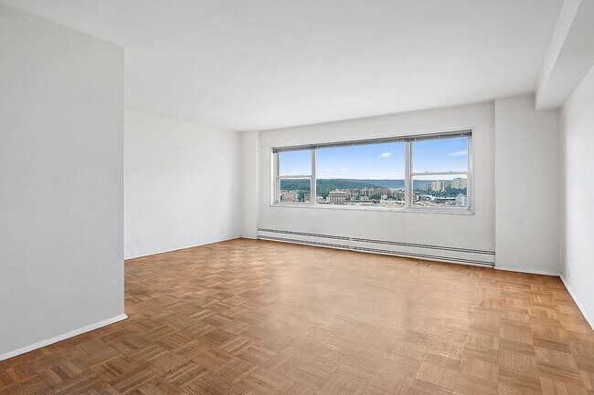 Building Photo - 2 Fordham Hill Oval