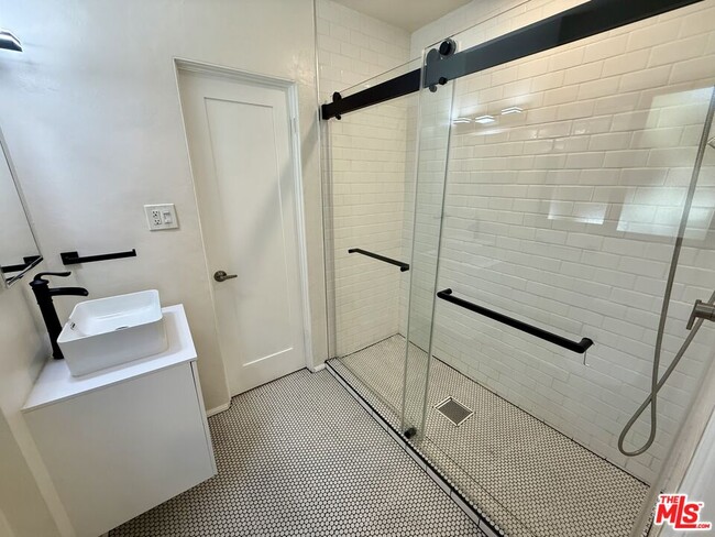 Building Photo - 1926 Hillcrest Rd