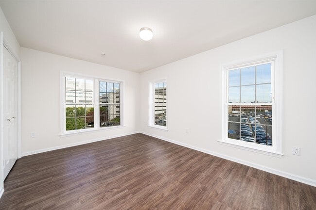 Building Photo - 162-170 S Orange Ave