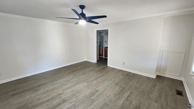 Building Photo - 114 Van Dr