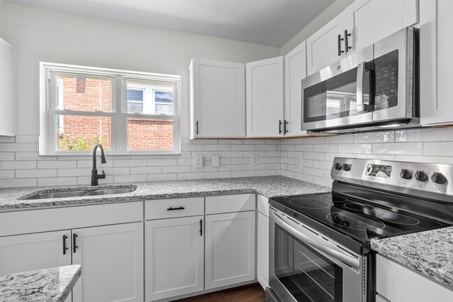 Building Photo - Spacious 3 bed, 2 bath renovated home next...