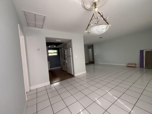 Building Photo - 1160 E 12th St