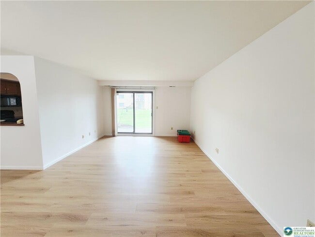 Building Photo - 4501 N Hedgerow Dr