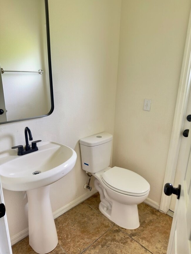 Building Photo - Call Ed for showings (352) 217-0284