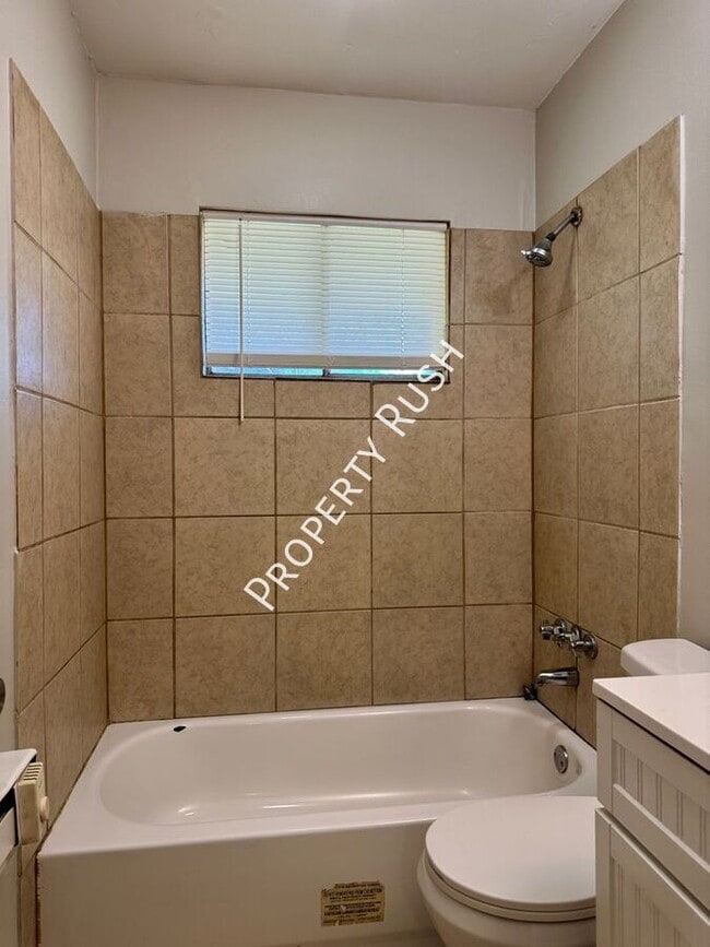 Building Photo - 1014 N Larchmont Dr