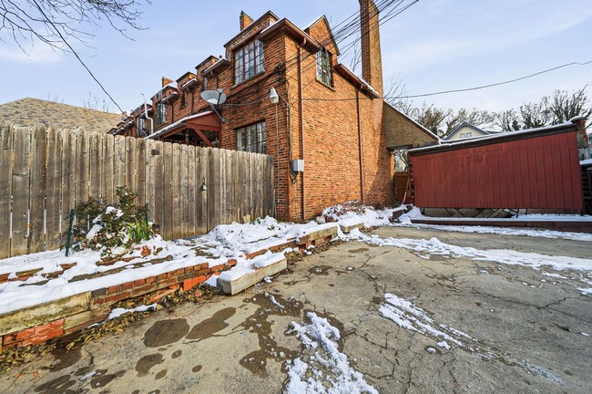 Building Photo - 2 Bedroom, 2 Bath Townhome located directly across from Franklin Park Conservatory