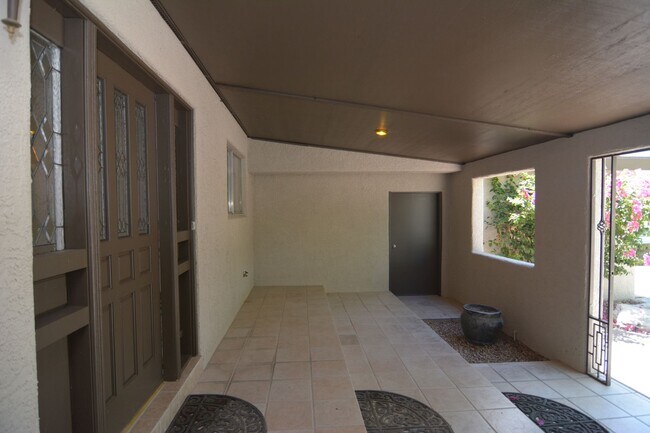 Building Photo - Well Maintained 3 Bedroom 2 Bath Home! Located in a Desirable North Tucson Location! Short Term R...