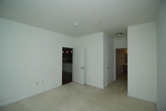 Building Photo - 2026/2027 JHU Off -Campus Gorgeous 2bd/2ba at The Lofts w/ W/D & A/C & more! Available 6/9/26