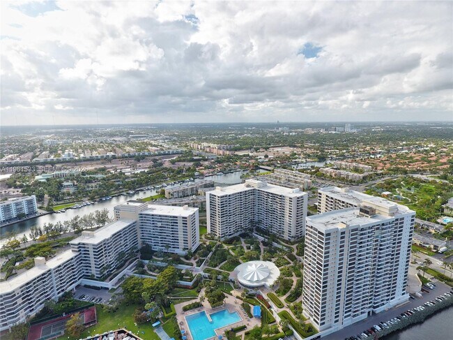 Building Photo - 2500 Parkview Dr