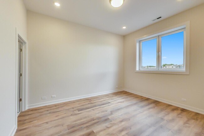 Building Photo - 2827 N Clybourn Ave