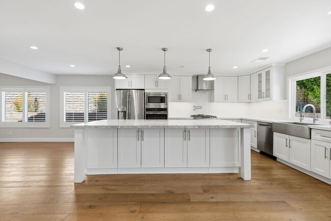 Building Photo - Fully Remodeled 4 Bed + 2.5 Bath Home in Desirable Westlake Hills!