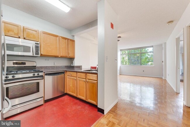 Building Photo - 7111 Woodmont Ave