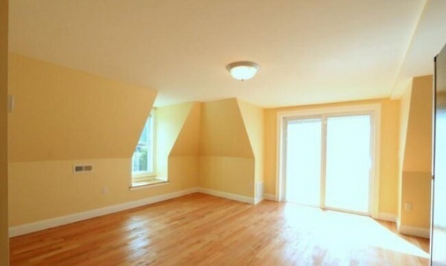 Building Photo - 208 Summer St