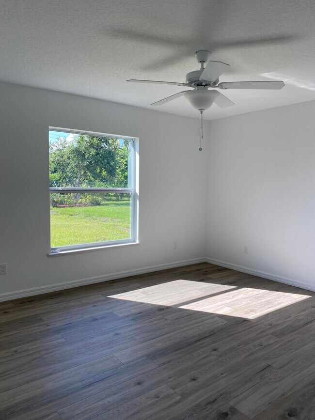 Building Photo - 1743 SE Gaskins Cir