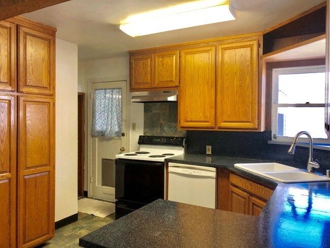 Building Photo - Adorable Home For Rent In Tahoe Park South