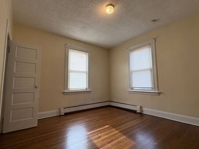 Building Photo - 36 Walnut St