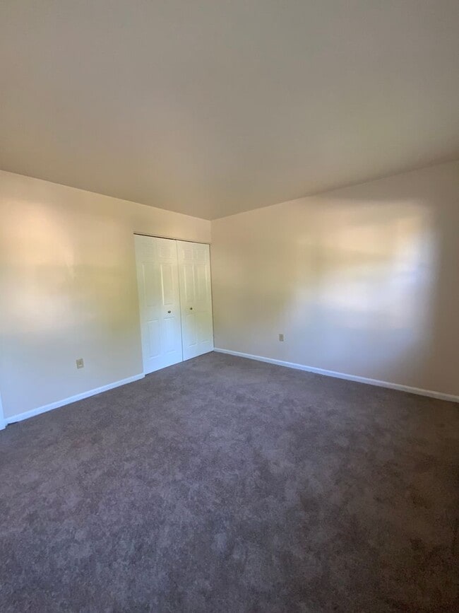 Building Photo - 223 Cross Keys Dr