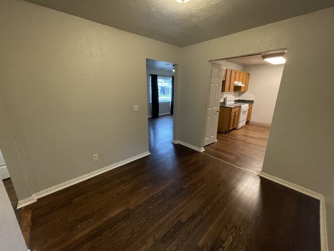 Building Photo - 2 Bed, 1 Bath Home