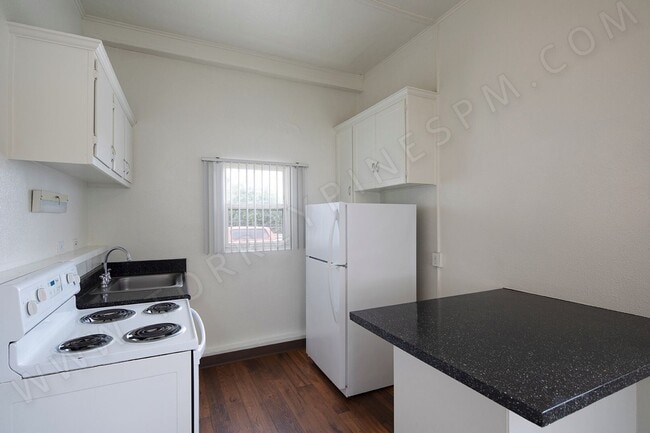 Building Photo - North PB/Bird Rock 1 Br, Across the Street...