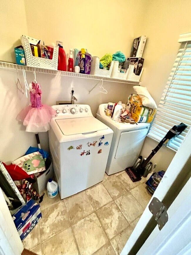 Building Photo - CHARMING HOME IN HIGHLY SOUGHT AFTER NEIGHBORHOOD.