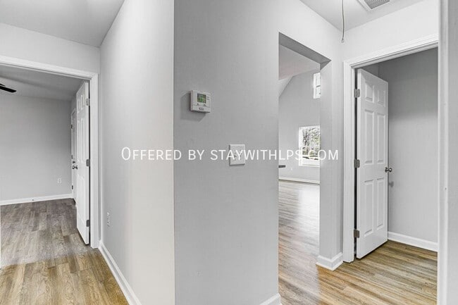 Building Photo - 2927 Beechmont St